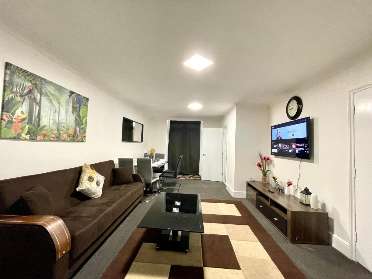 4 Bedrooms House, 3 Bathrooms , Separate Reception, Full Kitchen, Garden, Parking London Exterior photo