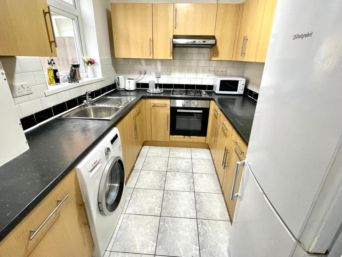 4 Bedrooms House, 3 Bathrooms , Separate Reception, Full Kitchen, Garden, Parking London Exterior photo