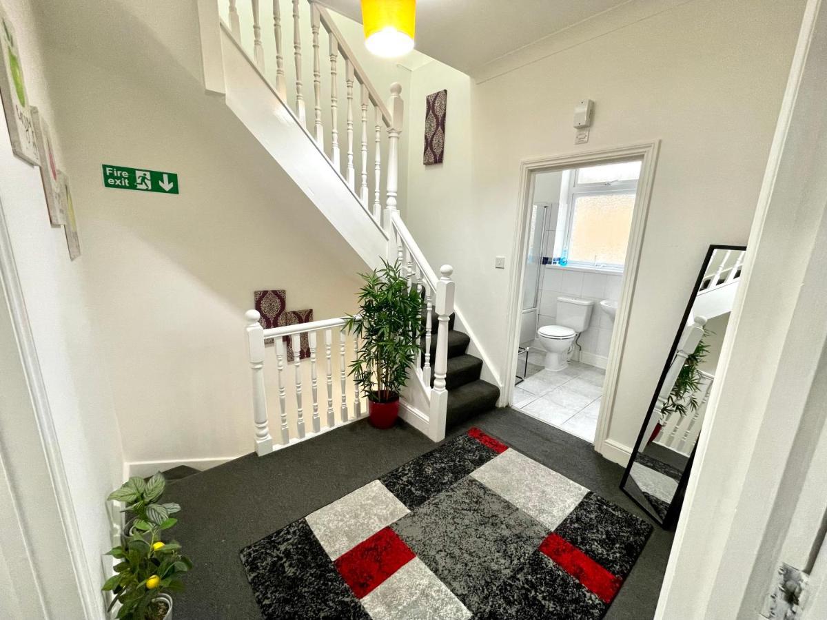 4 Bedrooms House, 3 Bathrooms , Separate Reception, Full Kitchen, Garden, Parking London Exterior photo