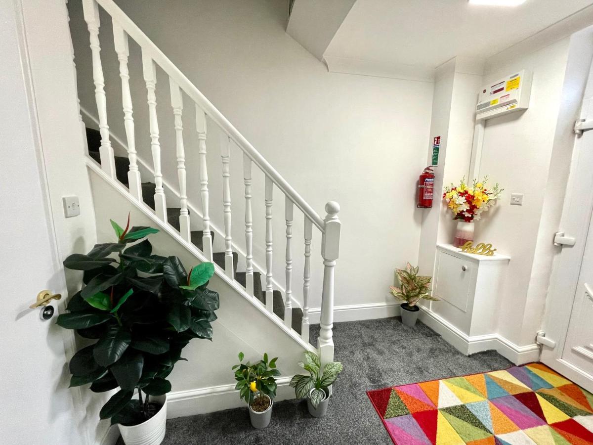 4 Bedrooms House, 3 Bathrooms , Separate Reception, Full Kitchen, Garden, Parking London Exterior photo