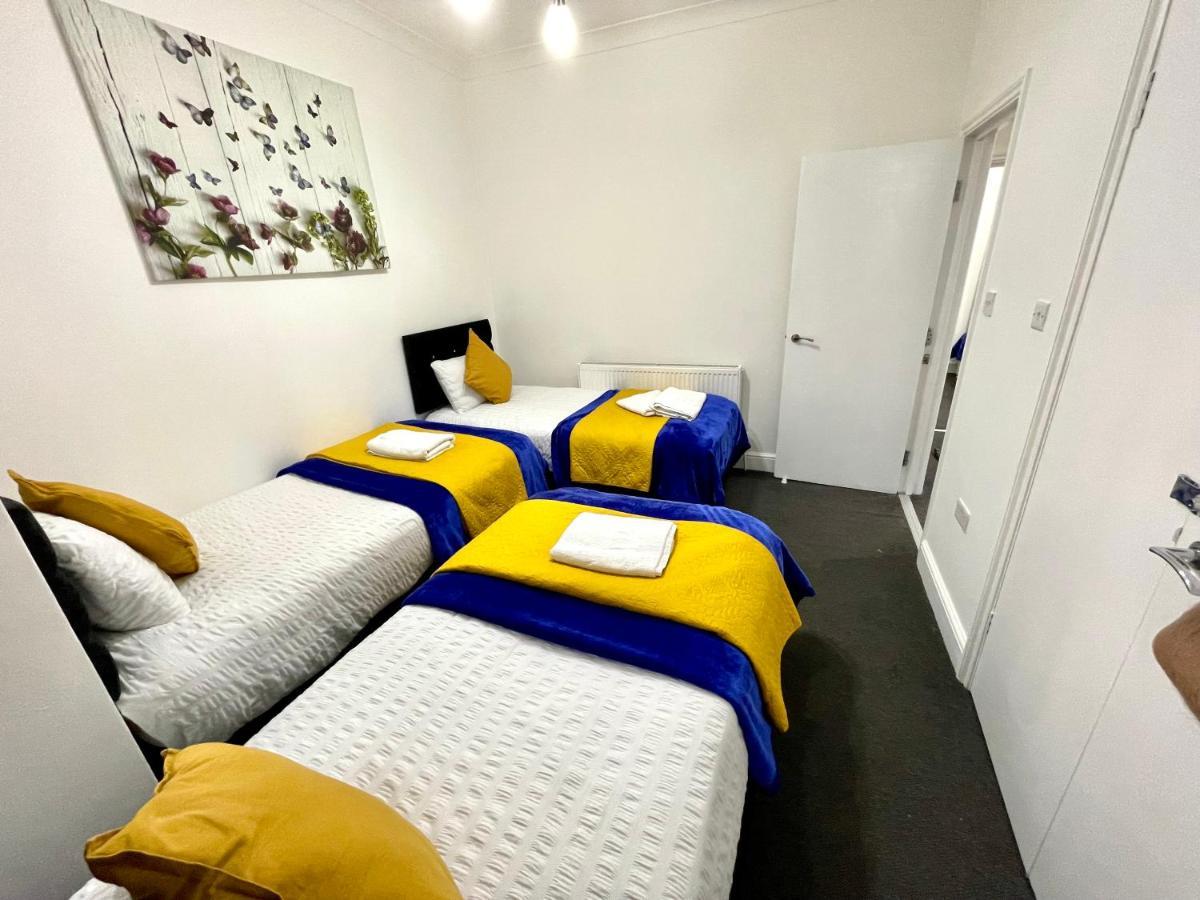 4 Bedrooms House, 3 Bathrooms , Separate Reception, Full Kitchen, Garden, Parking London Exterior photo