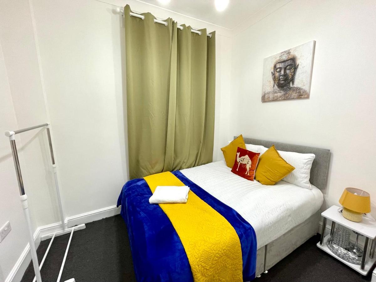 4 Bedrooms House, 3 Bathrooms , Separate Reception, Full Kitchen, Garden, Parking London Exterior photo