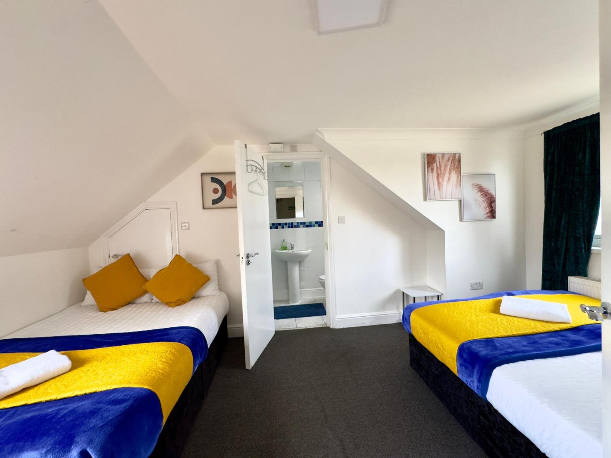 4 Bedrooms House, 3 Bathrooms , Separate Reception, Full Kitchen, Garden, Parking London Exterior photo