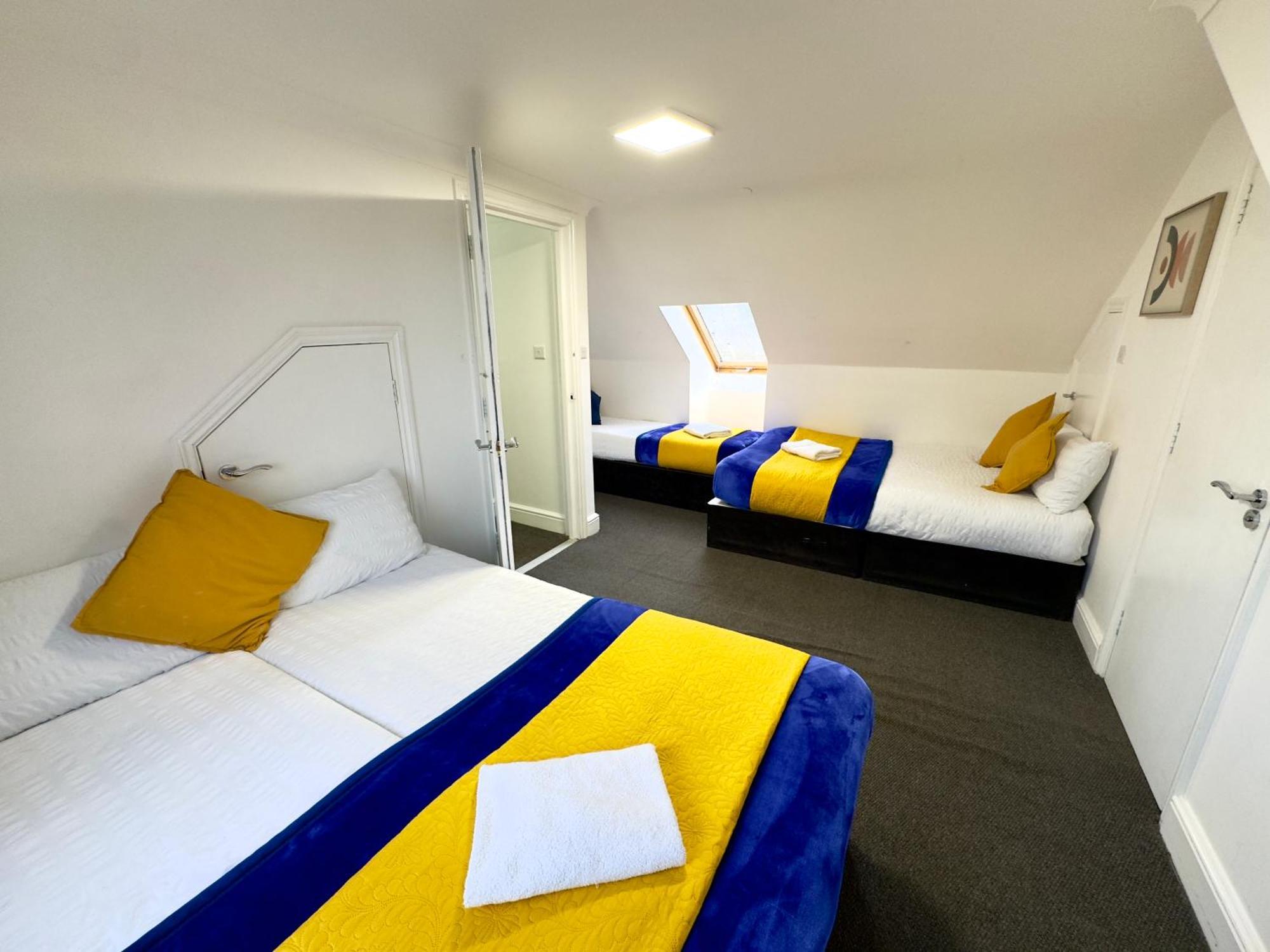 4 Bedrooms House, 3 Bathrooms , Separate Reception, Full Kitchen, Garden, Parking London Exterior photo