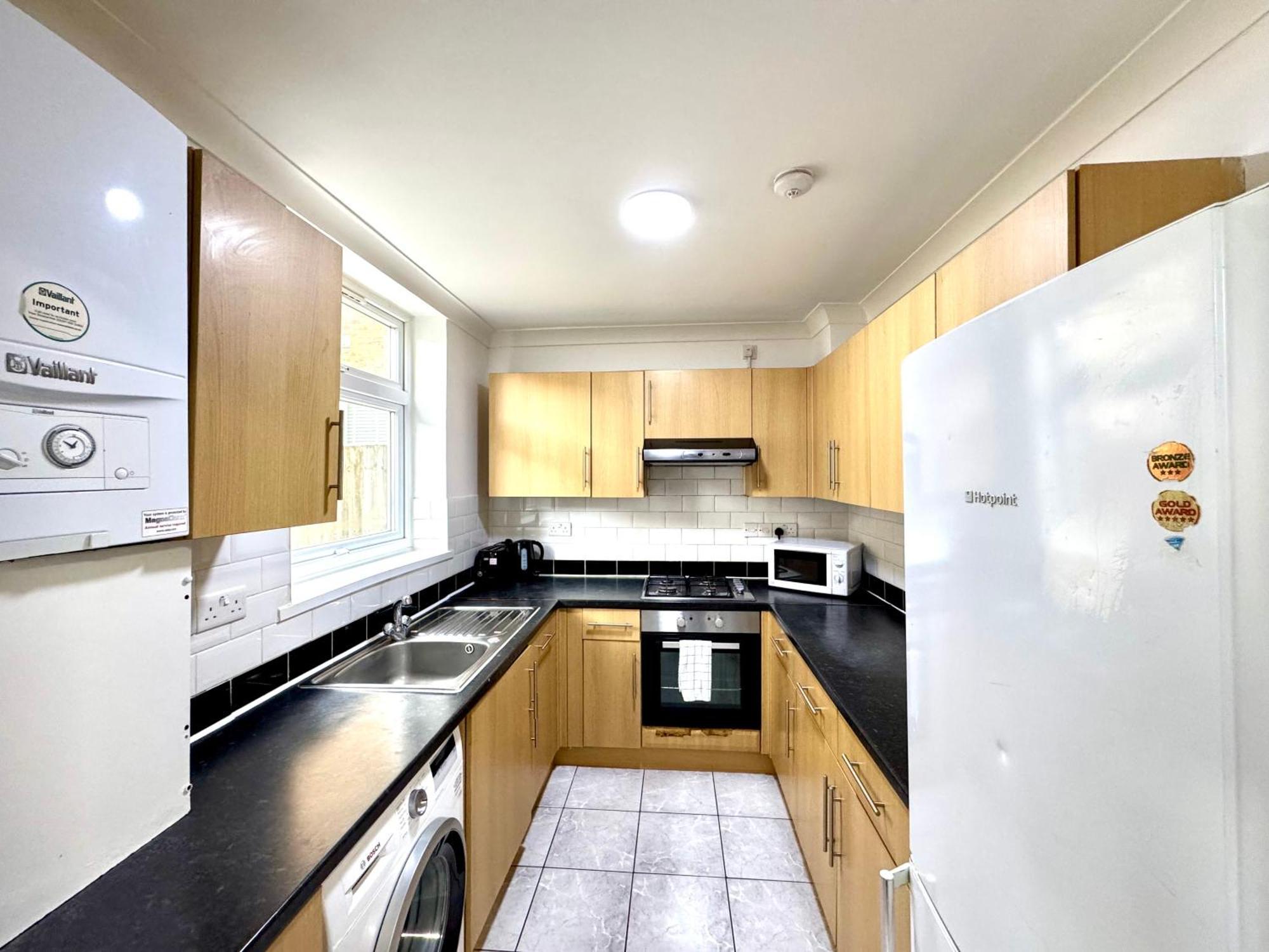 4 Bedrooms House, 3 Bathrooms , Separate Reception, Full Kitchen, Garden, Parking London Exterior photo